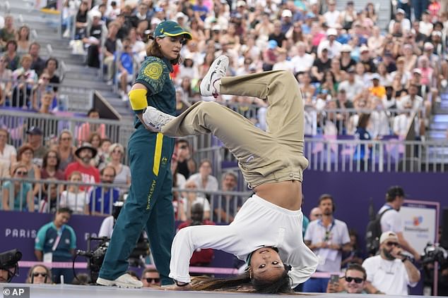 Bgirl kỳ cựu của Australia khiến khán giả ngỡ ngàng với điệu nhảy 'Kangaroo' tại Olympic 2024 - Ảnh 1.