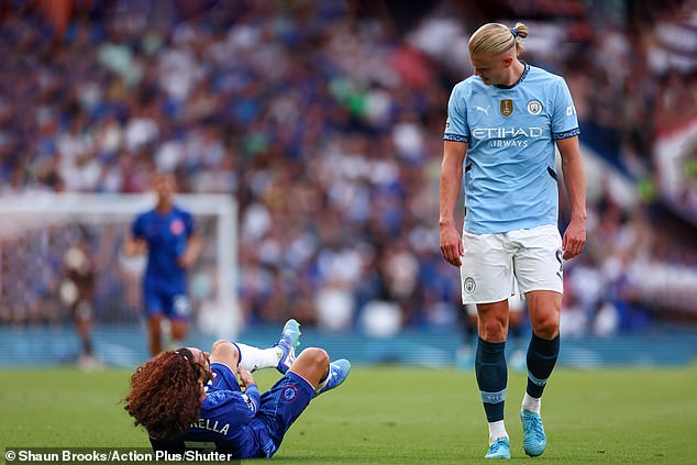 'Thù dai' vì bị cà khịa, Haaland có hành động khiến Cucurella phải xấu hổ trong ngày Man City đánh bại Chelsea - Ảnh 1.