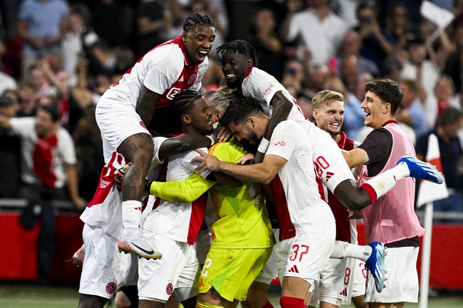 Ajax lập kỷ lục 34 quả sút luân lưu, thủ môn 40 tuổi cản phá 5 cú đá và tự mình ghi bàn giúp đội nhà thắng nghẹt thở - Ảnh 1.