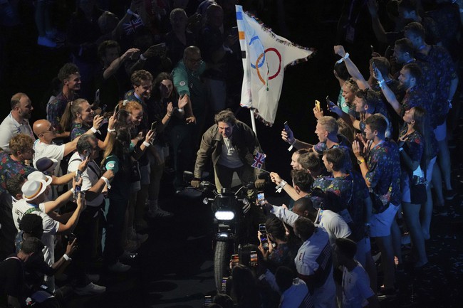 CHÙM ẢNH: Tom Cruise xuất hiện cực ngầu trong lễ bế mạc Paris 2024, lá mô tô chở lá cờ Olympic như trong phim - Ảnh 11.