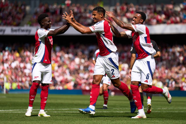 Arsenal thắng Lyon 2-0, vô địch Emirates Cup