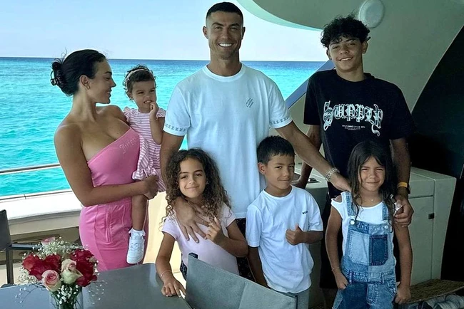 Lập kênh YouTube mới, Ronaldo vô tình tiết lộ bí mật về hôn nhân - Ảnh 3.