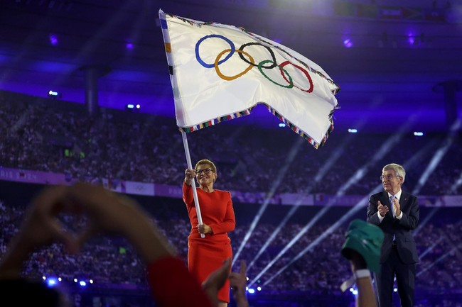 CHÙM ẢNH: Tom Cruise xuất hiện cực ngầu trong lễ bế mạc Paris 2024, lá mô tô chở lá cờ Olympic như trong phim - Ảnh 9.