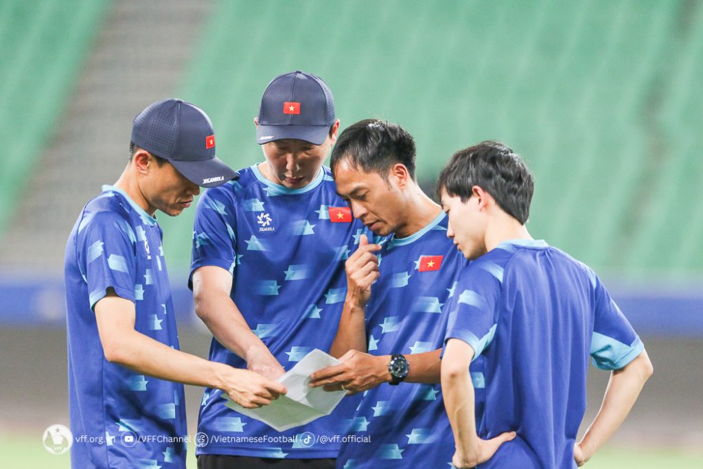 HLV Kim Sang Sik, AFF Cup và tin vui bất ngờ từ V-League - Ảnh 1.