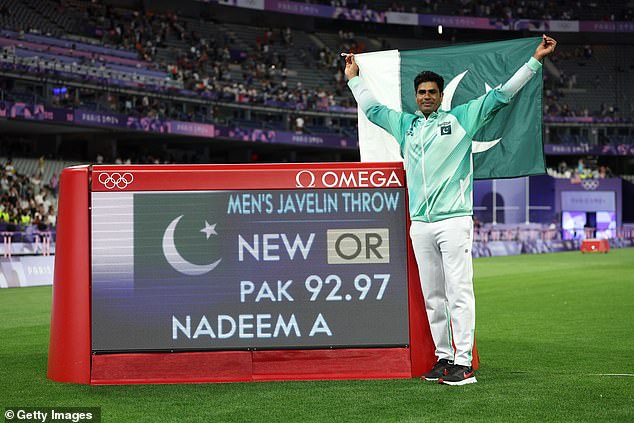 'Người hùng' Pakistan phá kỷ lục Olympic môn ném lao với cú ném cực khủng gần 100m - Ảnh 2.