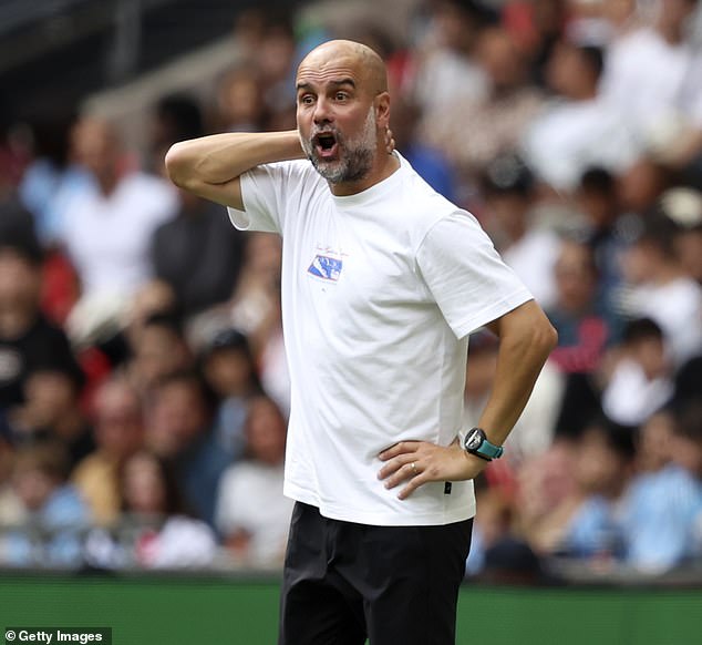 Pep Guardiola phẫn nộ phá nát chai nước sau hiệp 1 trận gặp MU, người hâm mộ Man City sốc nặng - Ảnh 2.