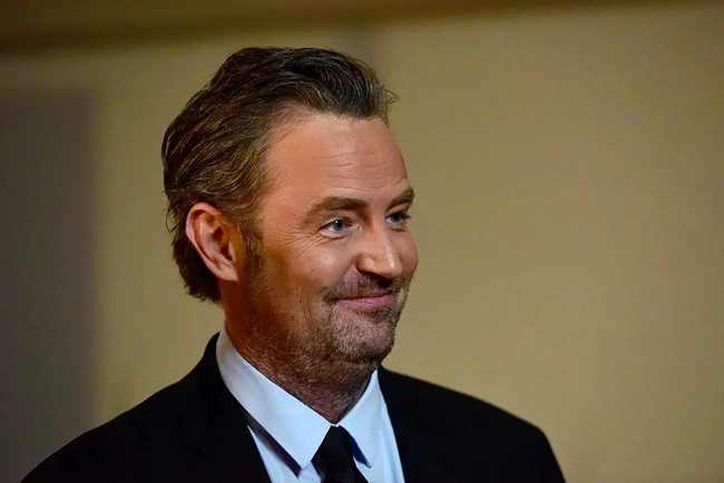 Trợ lý của Matthew Perry phát hiện anh bất tỉnh ít nhất 2 lần trong những tuần trước khi qua đời - Ảnh 2.