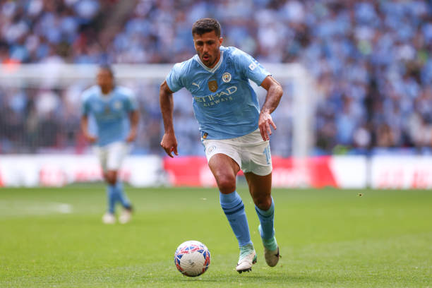 Man CIty sắp tăng lương gấp đôi cho Rodri