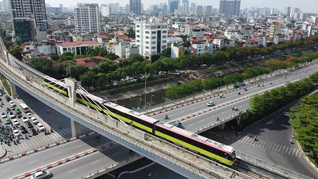 Người dân háo hức trải nghiệm tuyến metro Nhổn - Ga Hà Nội - Ảnh 4.