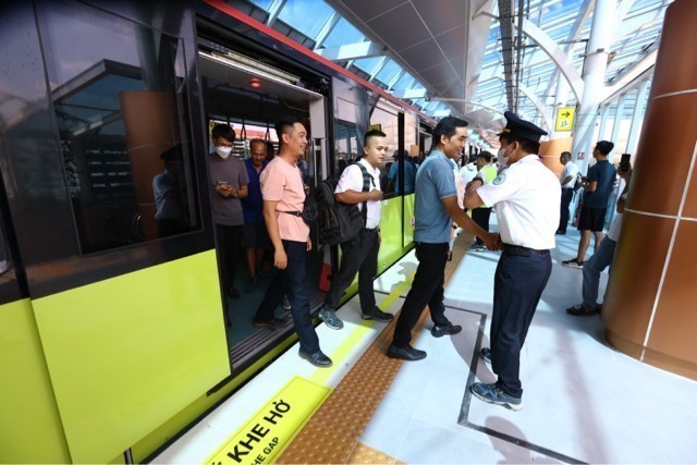 Người dân háo hức trải nghiệm tuyến metro Nhổn - Ga Hà Nội - Ảnh 2.