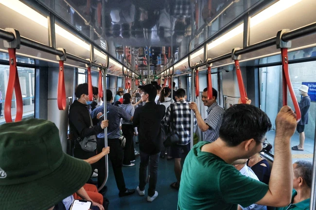 Người dân háo hức trải nghiệm tuyến metro Nhổn - Ga Hà Nội - Ảnh 3.