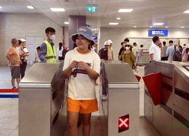 Người dân háo hức trải nghiệm tuyến metro Nhổn - Ga Hà Nội - Ảnh 1.