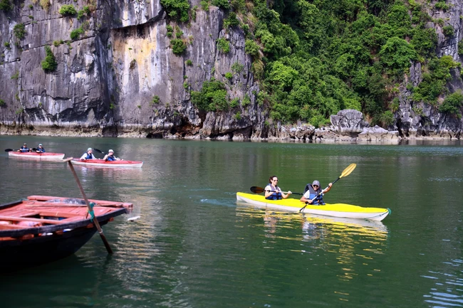 Du lịch Việt Nam: Làng chài Vung Viêng thu hút đông du khách quốc tế - Ảnh 5.