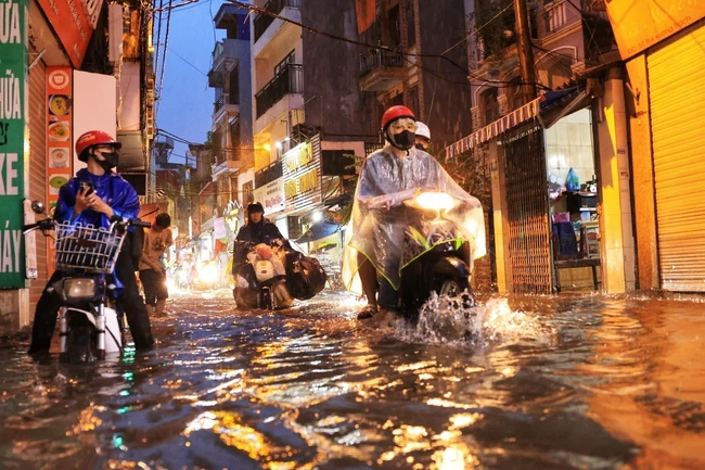 Mưa to gây ngập úng cục bộ nhiều tuyến phố Hà Nội - Ảnh 6.