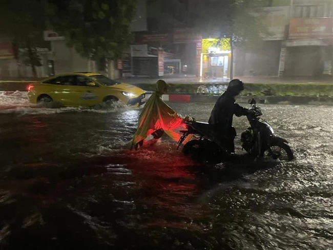 Hình ảnh: Mưa lớn lúc nửa đêm, nhiều tuyến phố của Hà Nội ngập trong biển nước - Ảnh 14.