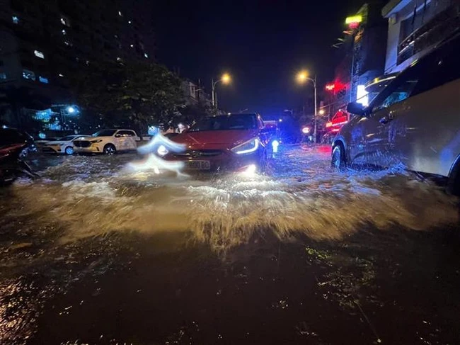 Hình ảnh: Mưa lớn lúc nửa đêm, nhiều tuyến phố của Hà Nội ngập trong biển nước - Ảnh 13.