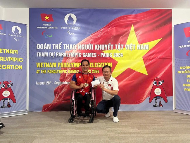 Lực sĩ Lê Văn Công nhận thưởng nóng sau khi giành HCĐ Paralympic 2024