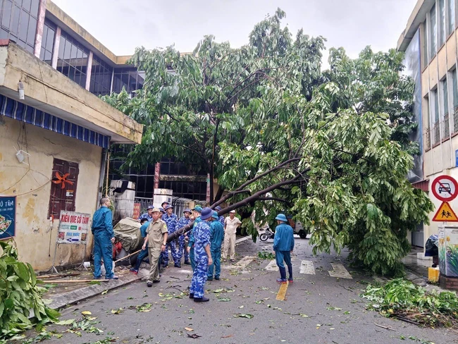 Hà Nội huy động hơn 100 công nhân môi trường dọn dẹp vệ sinh các tuyến phố nội đô - Ảnh 28.