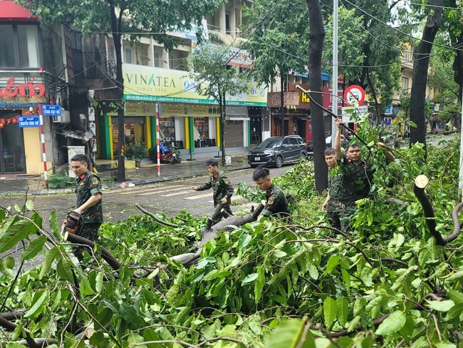 Hà Nội huy động hơn 100 công nhân môi trường dọn dẹp vệ sinh các tuyến phố nội đô - Ảnh 6.