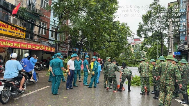 Hà Nội huy động hơn 100 công nhân môi trường dọn dẹp vệ sinh các tuyến phố nội đô - Ảnh 9.