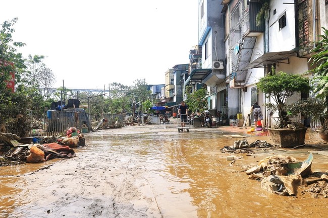 Hà Nội: Người dân ngoài bãi sông Hồng dọn dẹp nhà cửa sau khi nước rút - Ảnh 9.